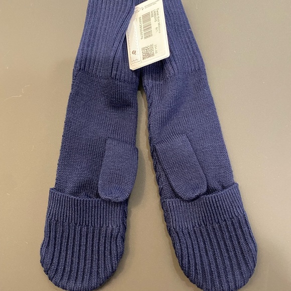 Lululemon Twist Knit Mittens - Picture 4 of 5